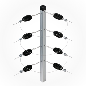Haste metálica em formato W, tubular, de aço inox, equipada com 6 isoladores para cerca elétrica.